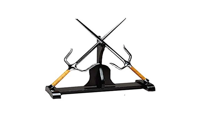 تصویر یک جفت سلاح سنتی سای، سلاح رزمی سه‌شاخه اوکیناوا