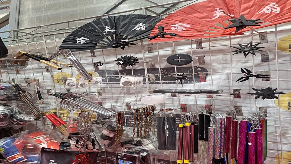 نمایش سلاح‌های نینجا و سامورایی در غرفه گروه نینجای فارس